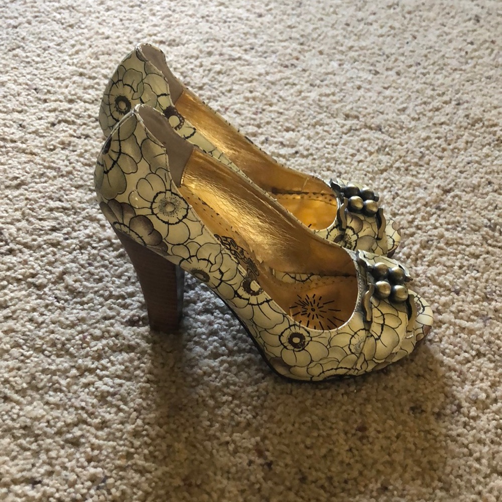 Adorable Naughty Monkey heels from The Buckle - Picture 4 of 11